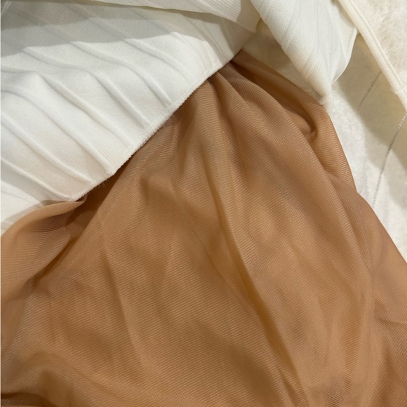 Network white skirt with fuzzy pompom like print - Picture 3 of 3